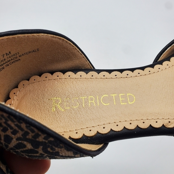 Restricted Shoes Women's 7M Point Toe Flats - Picture 6 of 8